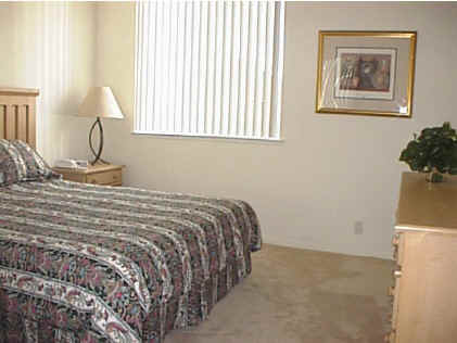 REN apt bedroom0.jpg (57381 bytes)
